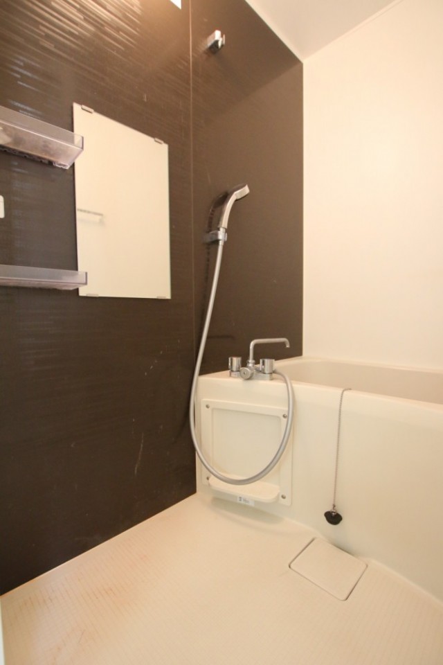 他とは一線を画するホワイト&times;ダークブラウンのシックな浴室。