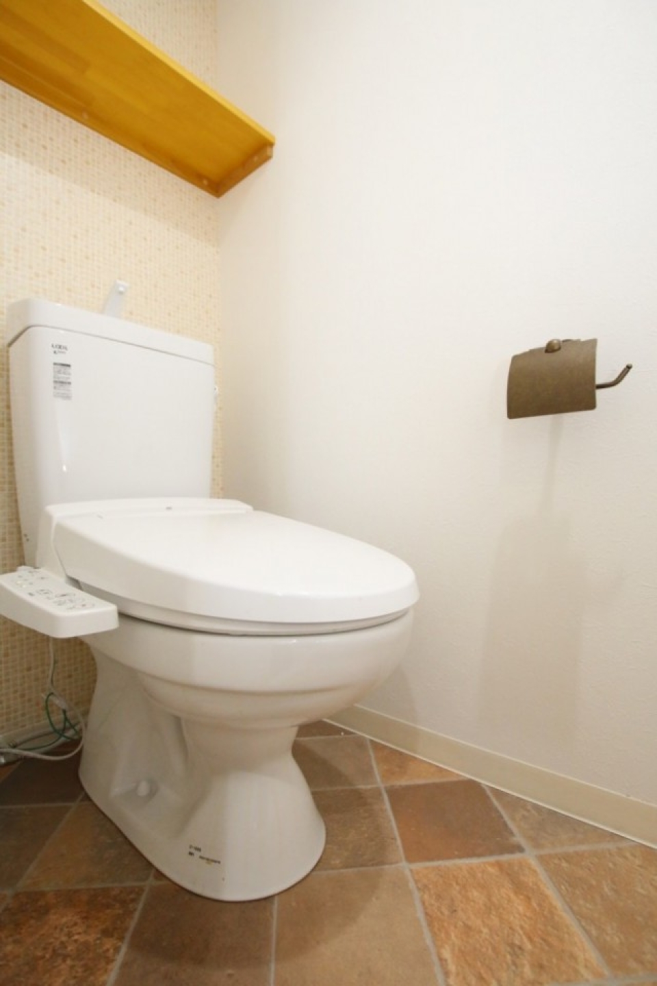 トイレはペーパーホルダーとアーガイル柄の床がかわいい。