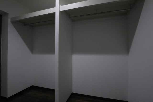 4分割されており、それぞれハンガーパイプが付いています。