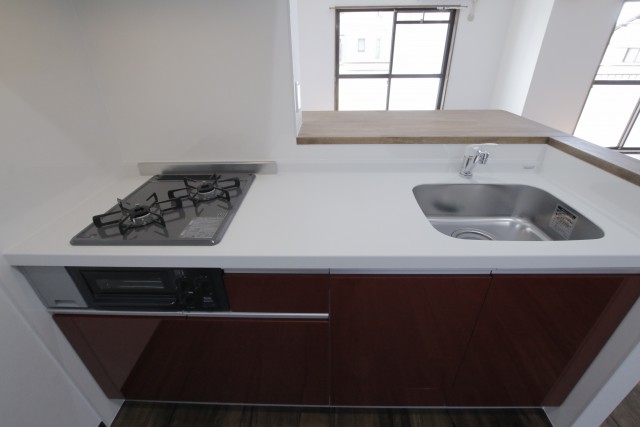 赤いキッチンはガスコンロ2口付きです。