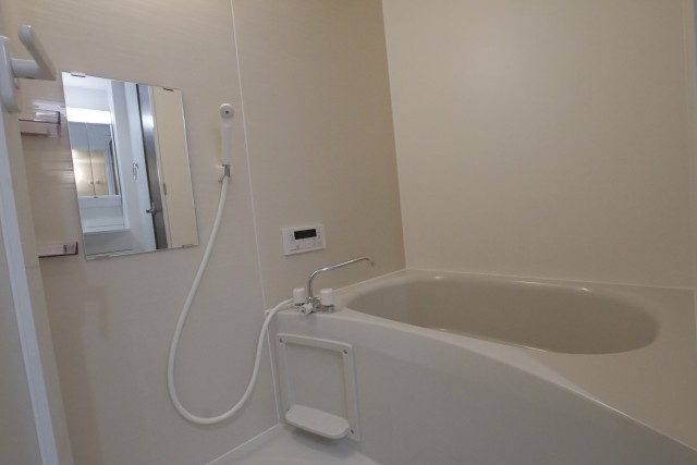 お風呂場は自動焚き付きです