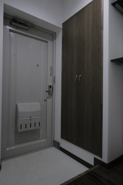 玄関、シューズボックスが壁に引っ込んでいるおかげでスッキリした印象です。