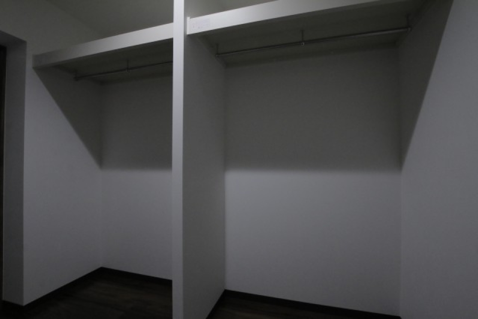 4分割されており、それぞれハンガーパイプが付いています。