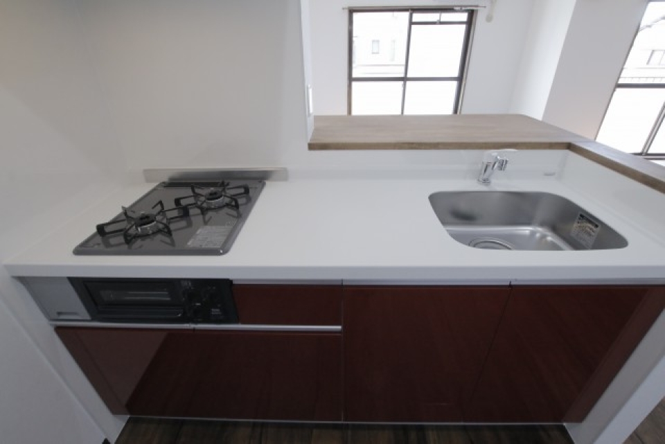 赤いキッチンはガスコンロ2口付きです。