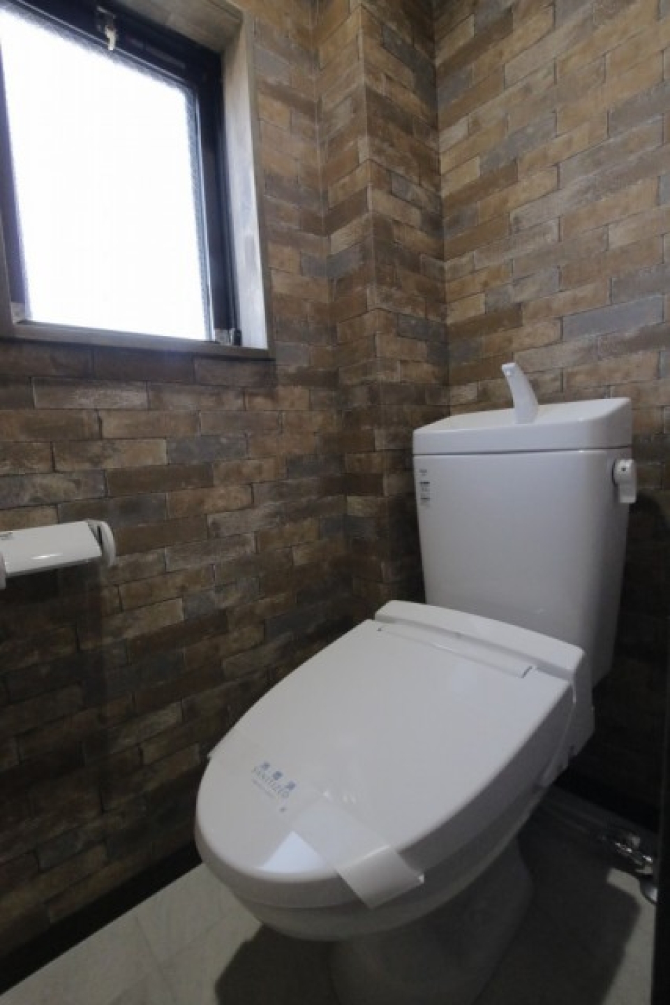 トイレは壁一面レンガ調！