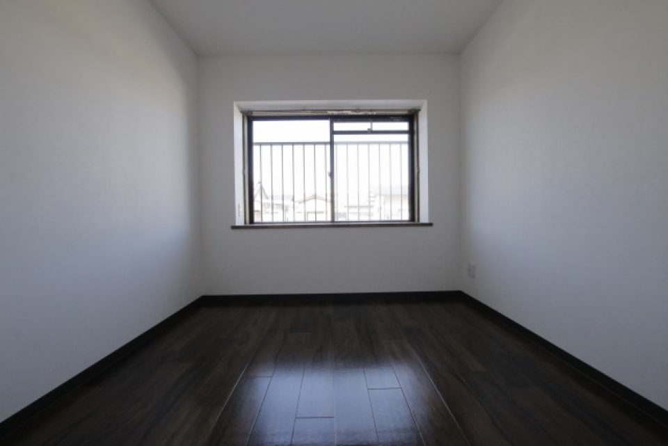 6帖の洋間はシンプルな造りです。