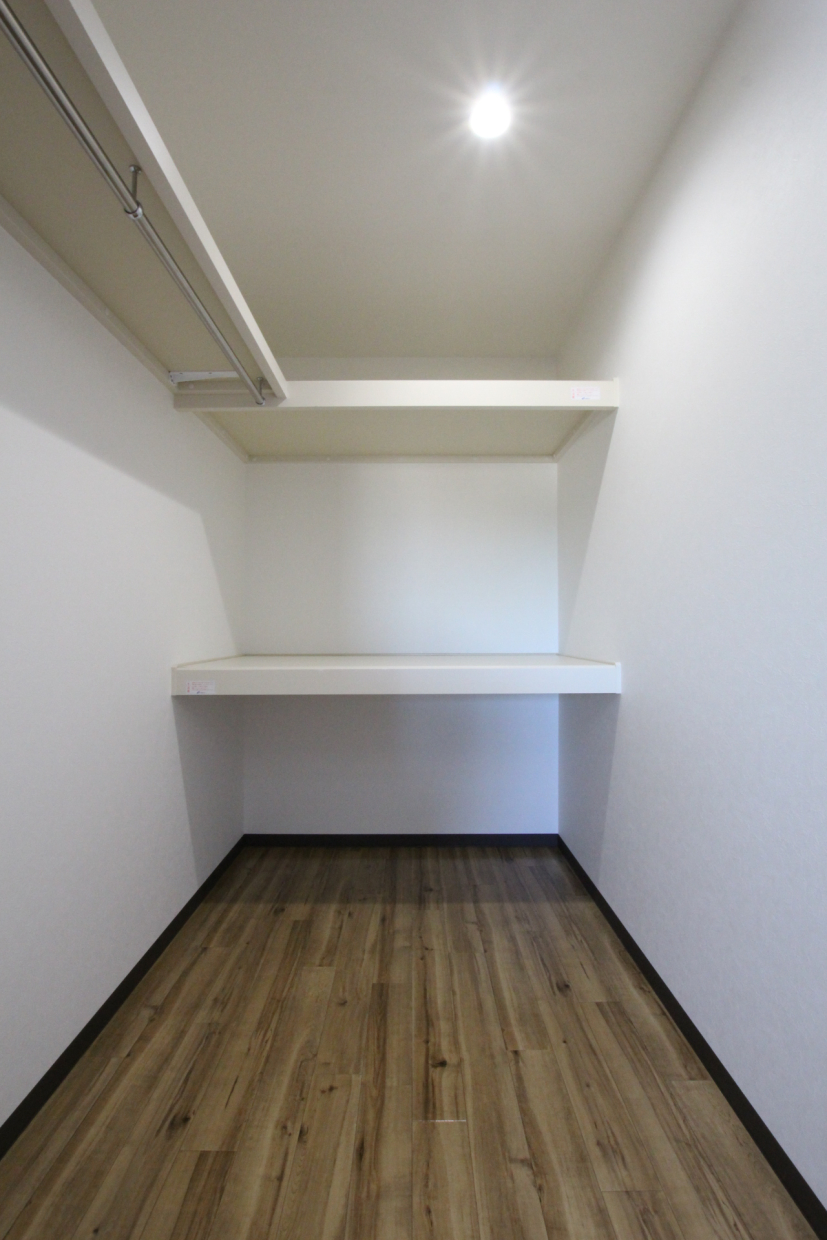 廊下に奥行きの長いウォークインクローゼットがあります