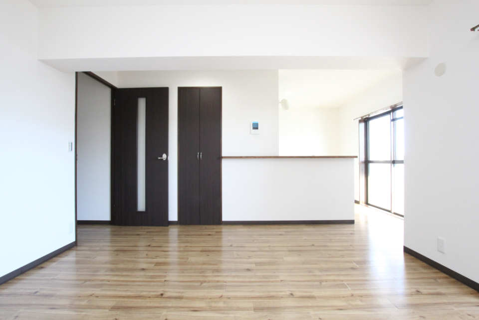 南向き+白い壁でより明るく感じます