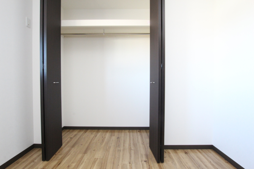 ハンガーポール付きのクローゼット