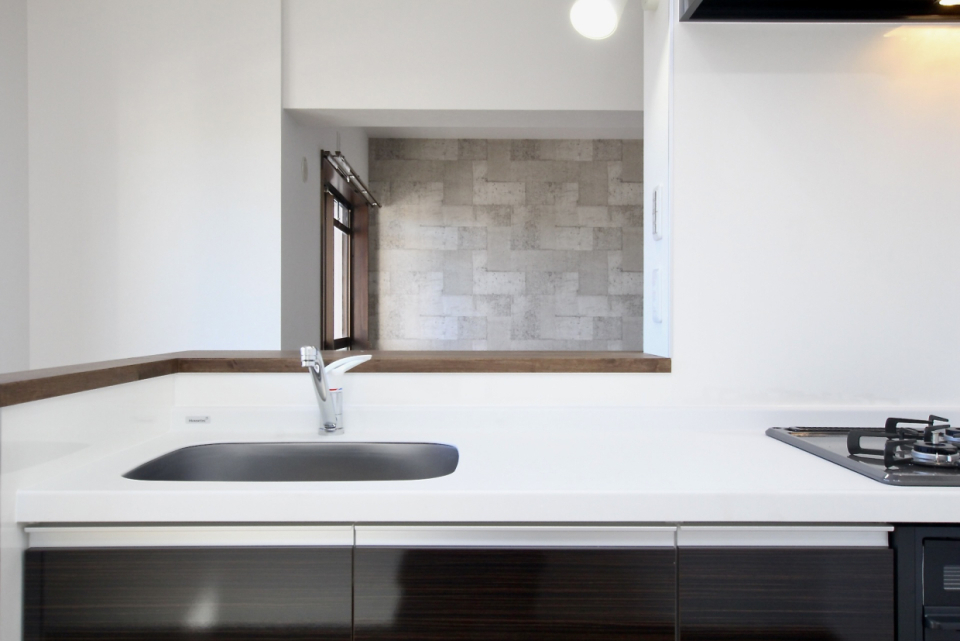 料理をしながらリビングをのぞむ