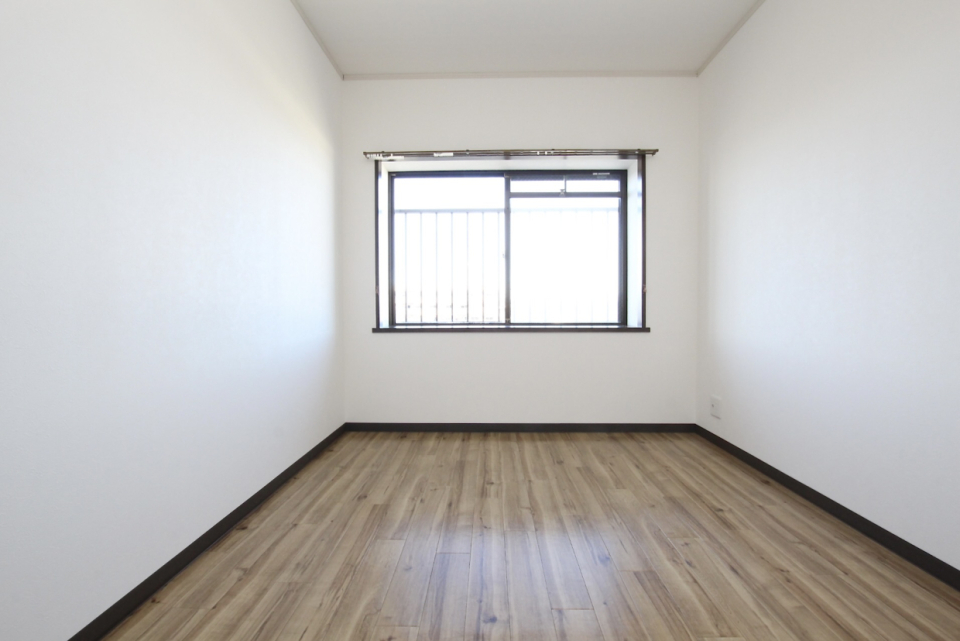 5.4帖の洋室。収納なしです
