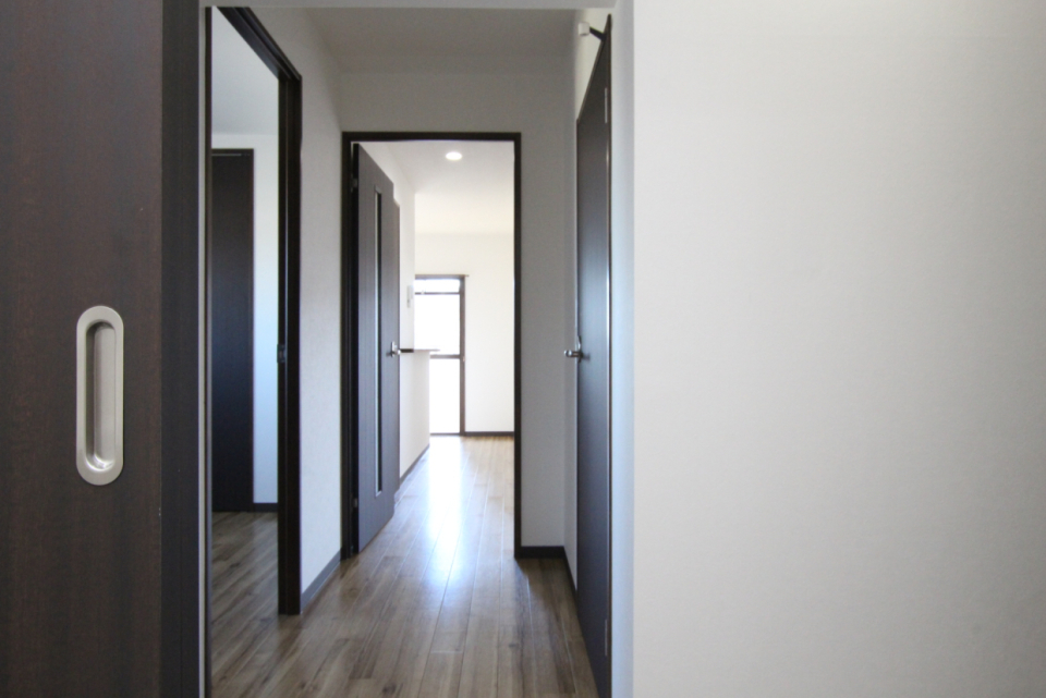 ダークトーンの建具で落ち着いた雰囲気です