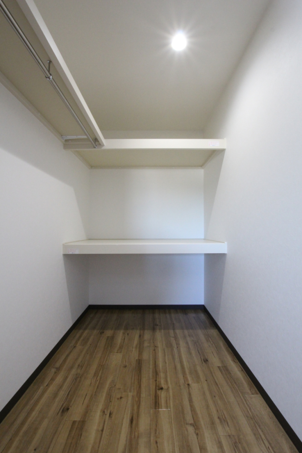 廊下に奥行きの長いウォークインクローゼットがあります