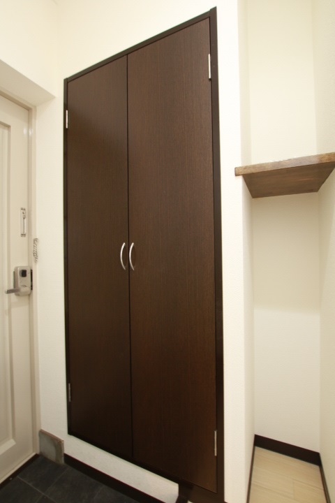 玄関脇、シューズボックス。