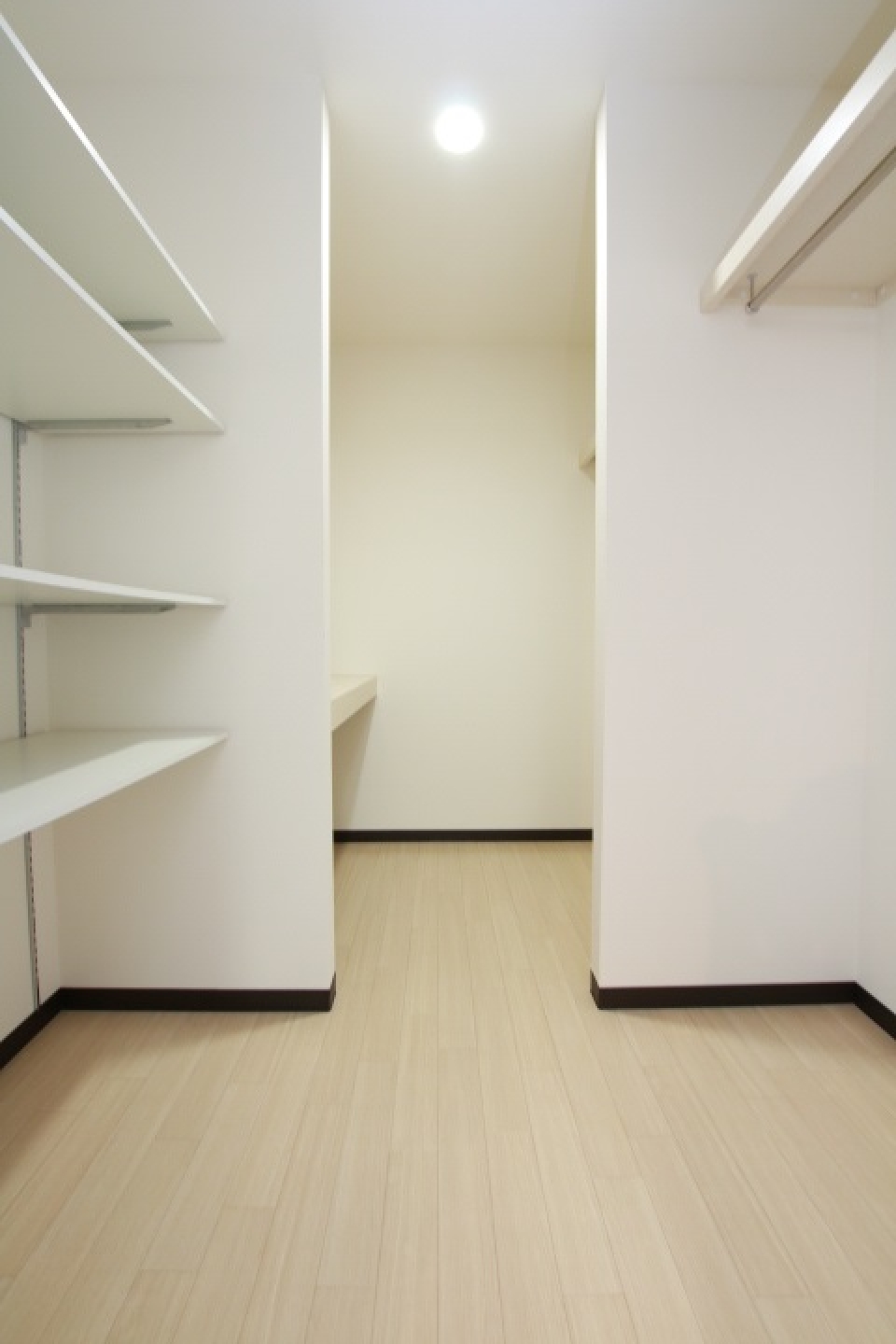 ４区画に仕切ってあるので収納しやすいですね。可動棚あり。