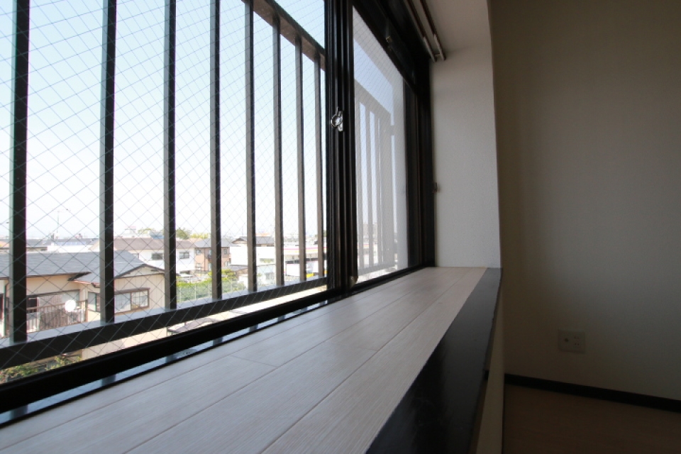 洋室の窓枠の幅が広めで出窓チック。