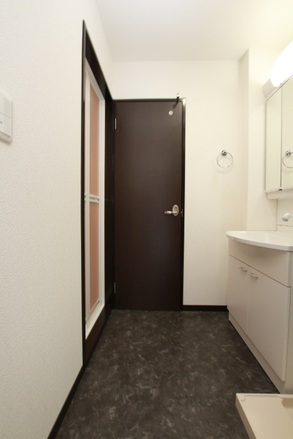 トイレへは洗面所と通過していく。