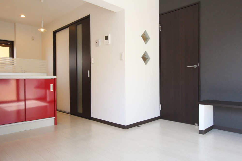 赤&times;白&times;ブラックでお部屋の雰囲気をつくります。