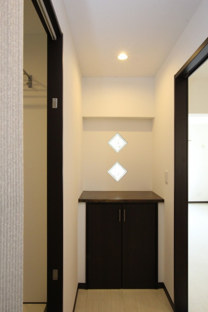 廊下の突き当りには、腰高の収納棚と◆がふたつ。