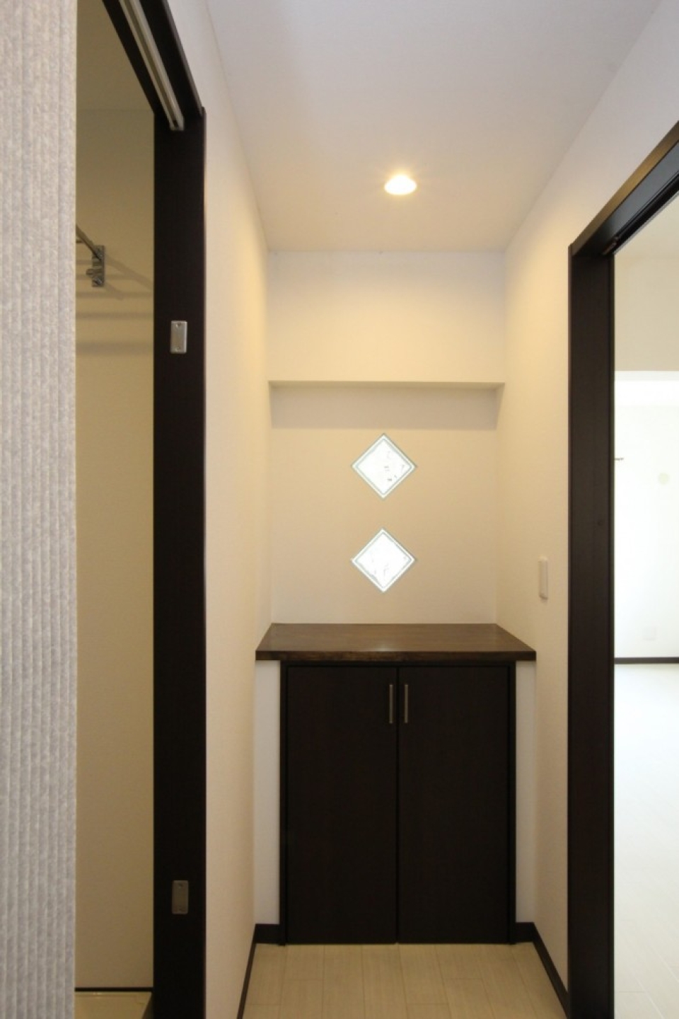 廊下の突き当りには、腰高の収納棚と◆がふたつ。