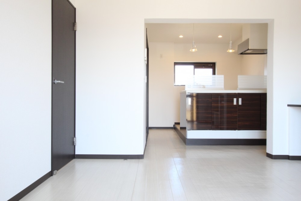 洞窟内キッチンは1段高いスペースに。