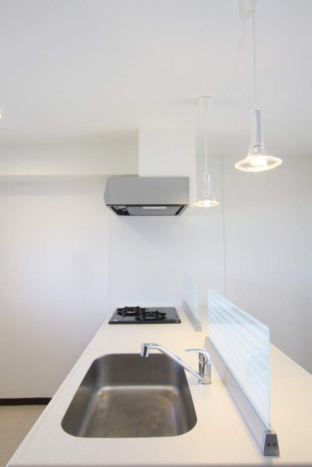 2口コンロとグリルの付いたシステムキッチンを完備。