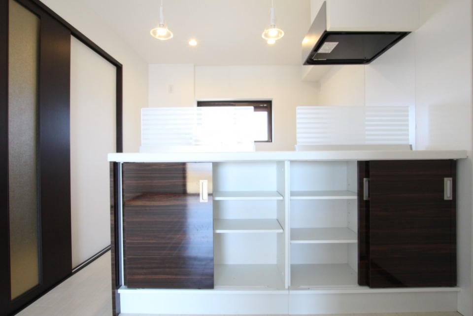 キッチンの対面側もしっかりと収納スペースとなっている。