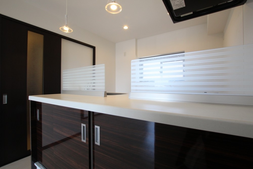 こんな格好良いキッチンうちにもあったらなぁ。