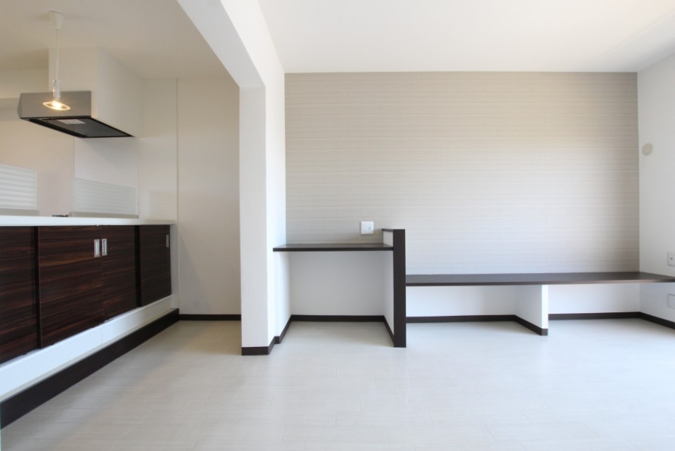 リビングにはパソコンデスク・テレビボードとして使える棚が付いている。