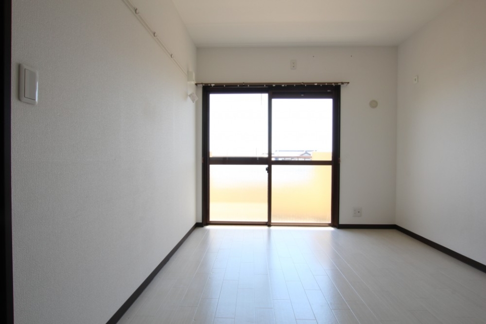 寝室スペースは6帖の白い洋間です。