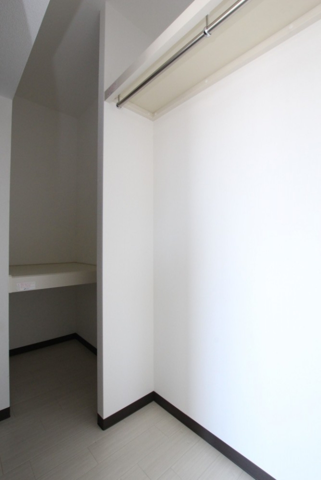 収納は奥行があり使いやすそう。