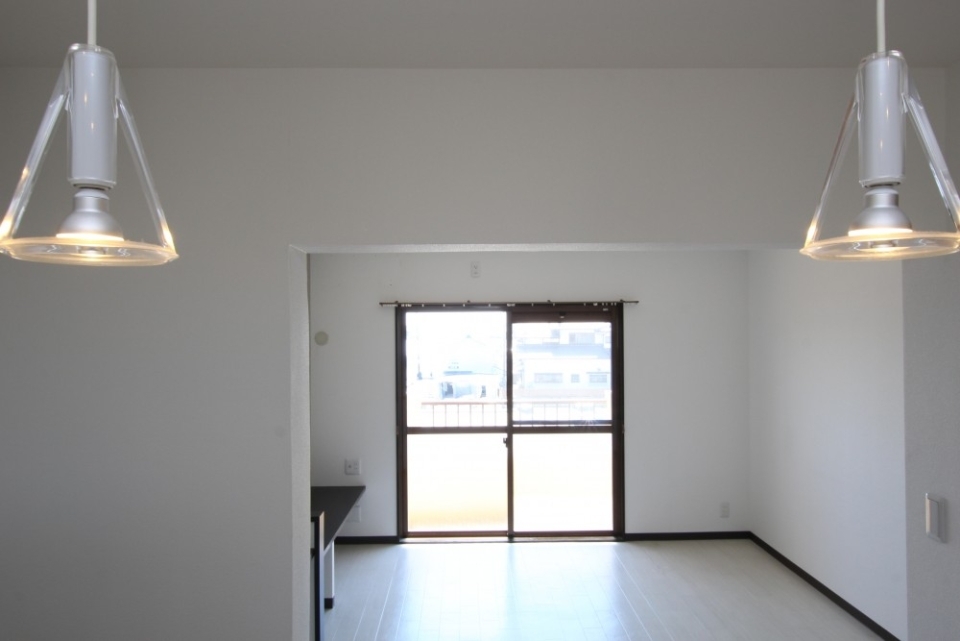 キッチンスペースを照らす2つのペンダント照明。