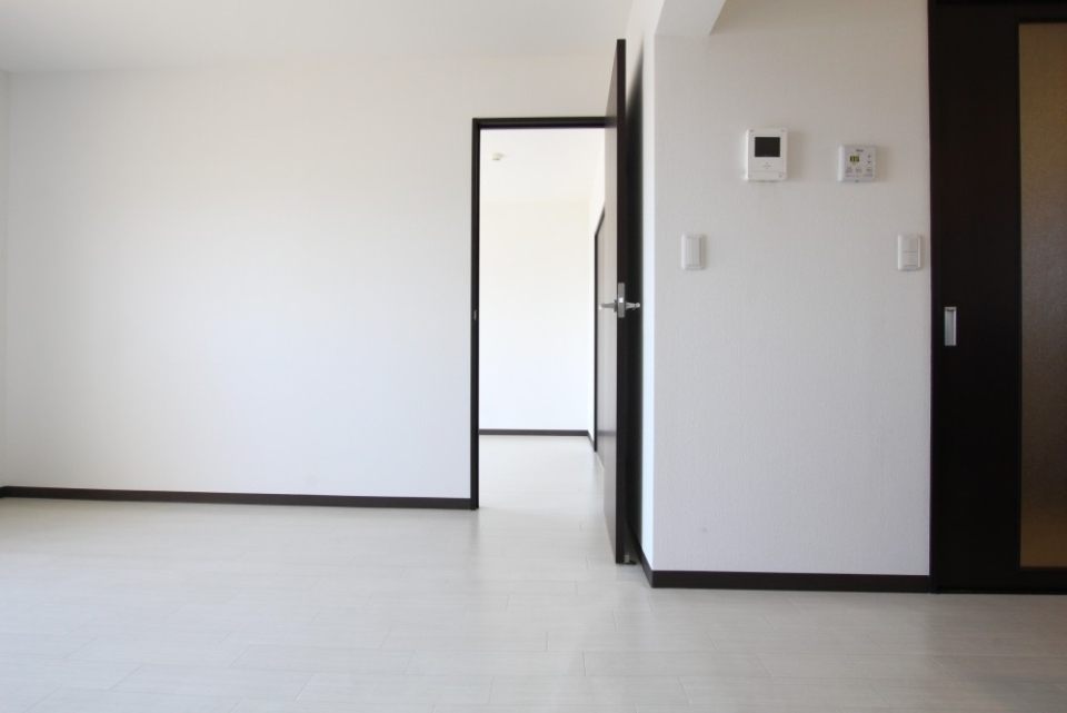 隣り合うお部屋の開口部は開き戸1枚分。