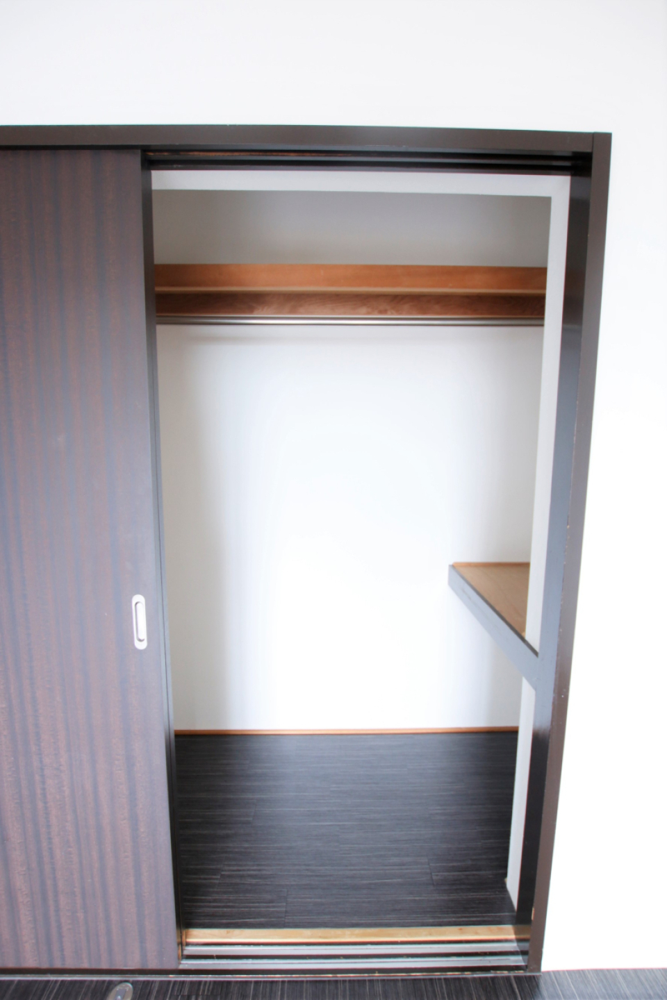収納は見えていないところに奥行きがあって意外と広め