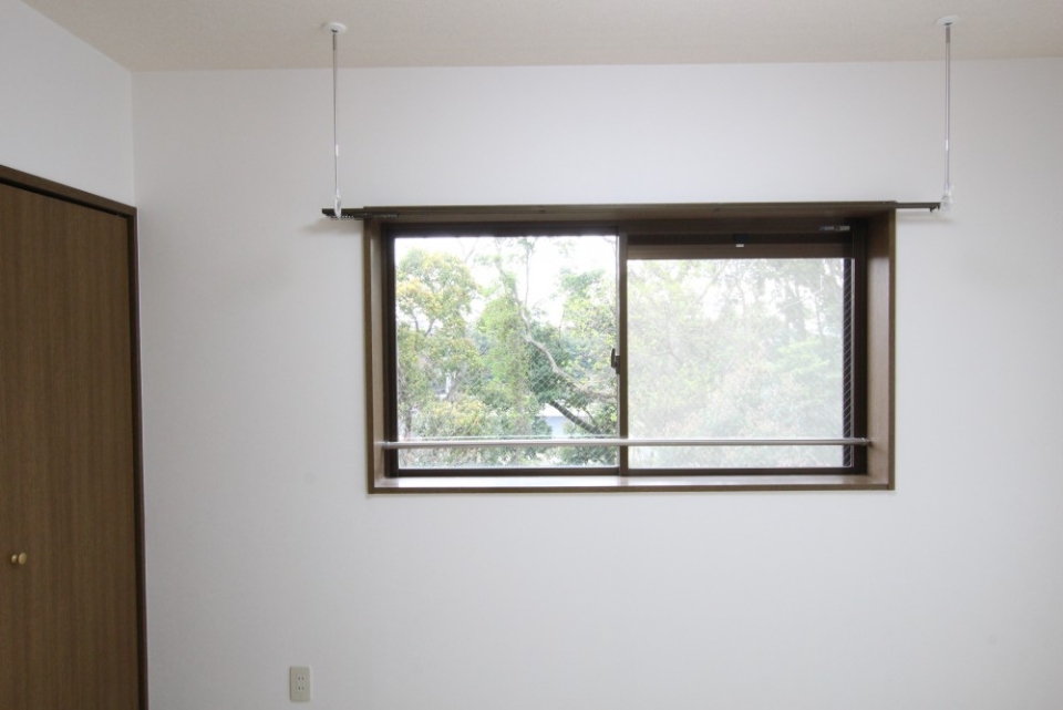 角部屋の特権、＋&alpha;の窓が部屋に光を取り入る。