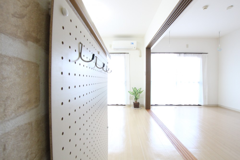 有孔ボードを使ってカスタマイズを楽しめるお部屋。