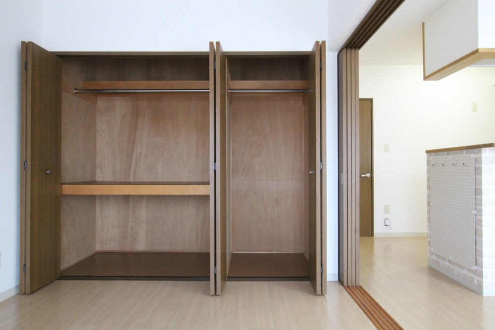 大きめの収納付き。