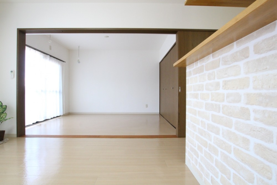 キッチンの横には6帖の洋室。