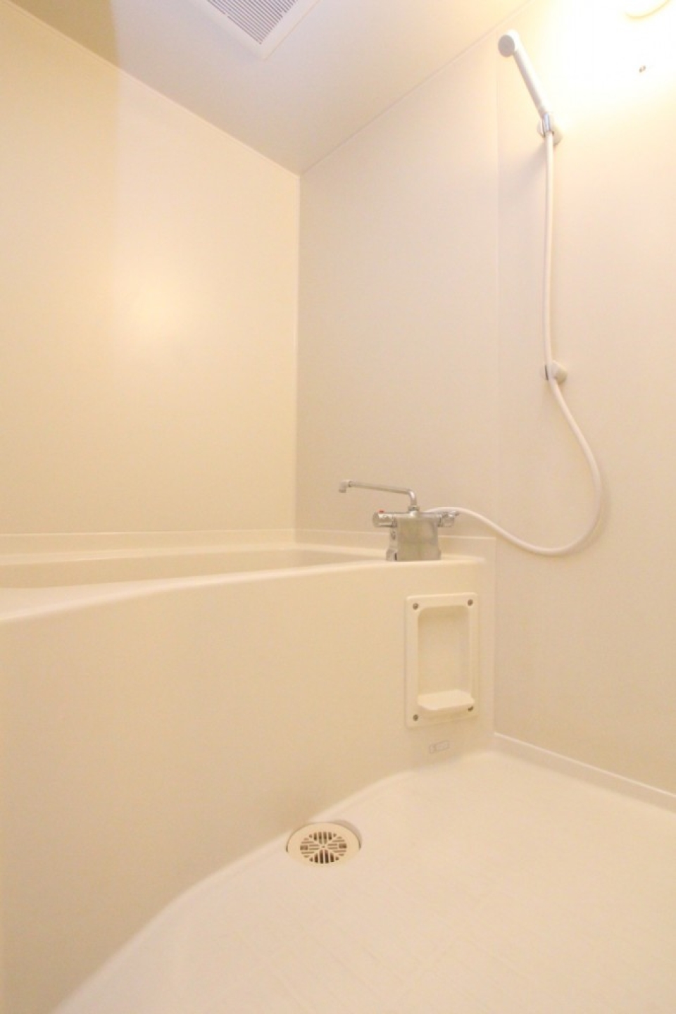 鏡くらいは欲しくなってしまう、シンプルなお風呂。