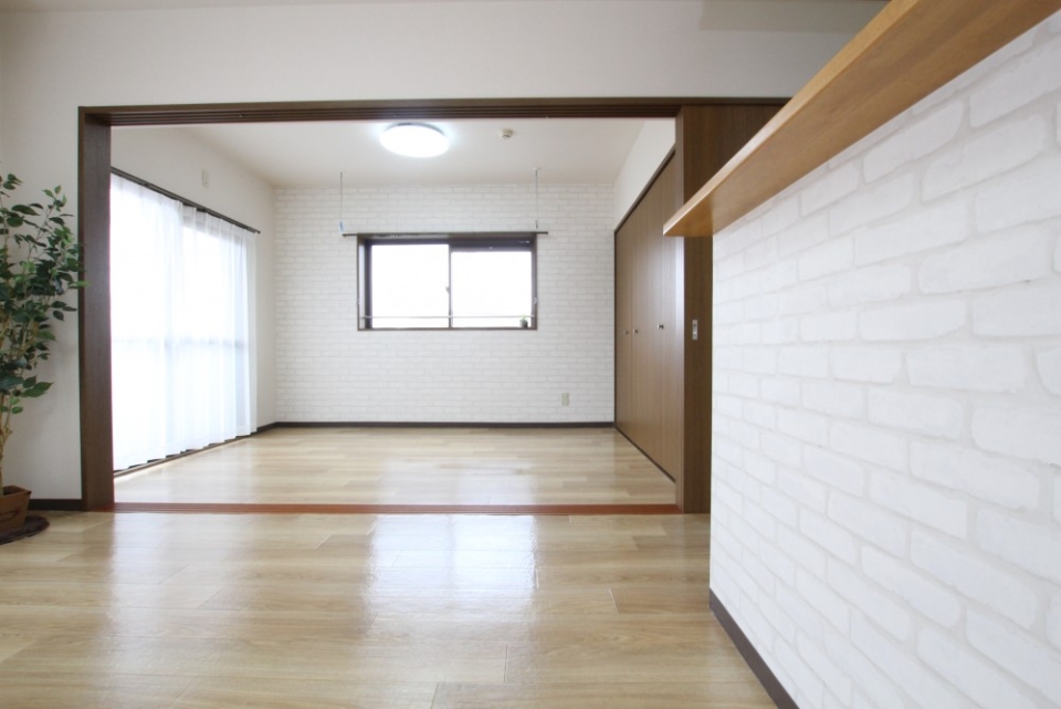 キッチンカウンターの下もアクセントウォール！