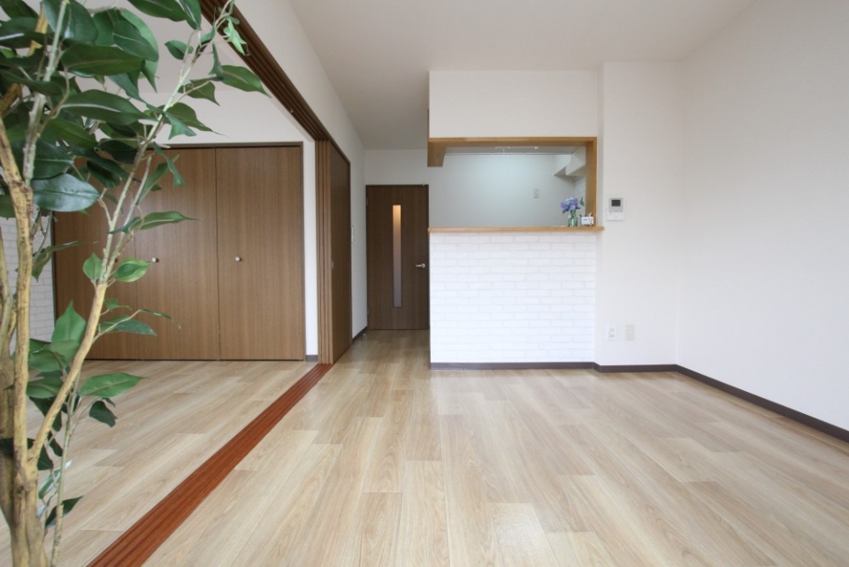 観葉植物がアクセントになって素敵なLDKですね！※入居時は、要確認！