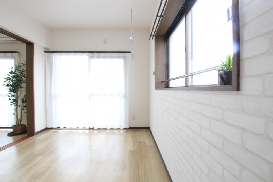 ホワイトブリックタイル風のアクセントウォールがポイント！