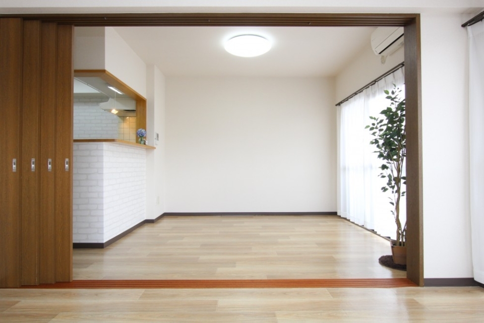 4枚の引き戸で大きな間口が印象的です。部屋の空間を広くみっせてくれます。