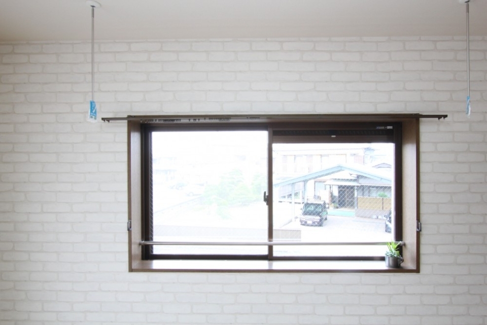 部屋干しできる物干しざおが付いています。