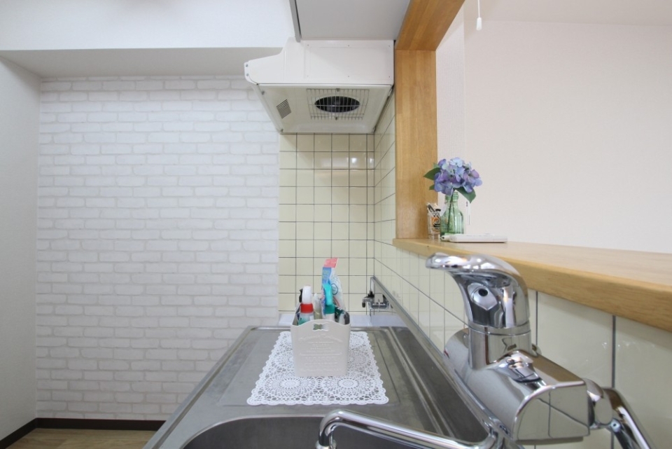 キッチンスペースです！ん？掃除setがありますね。こちらも入居時に確認ですね！