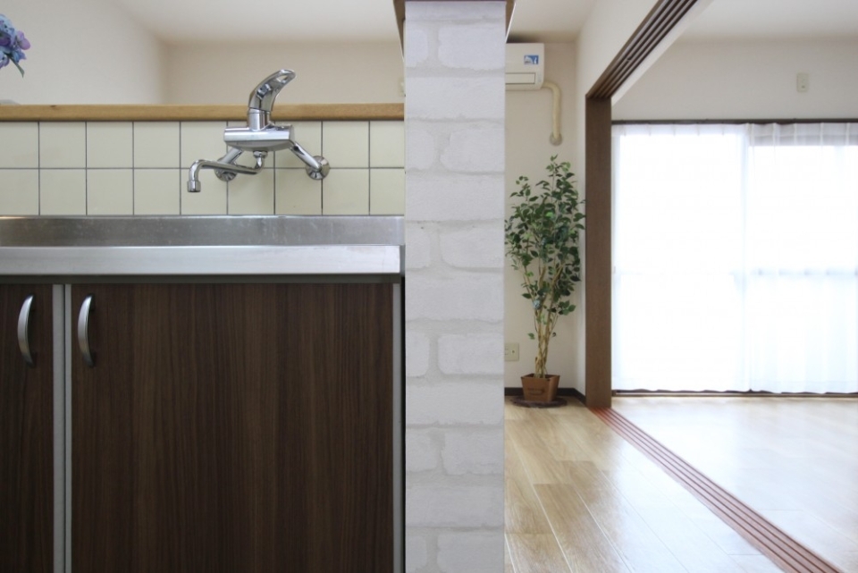 キッチンからは、2部屋を見渡すことができます
