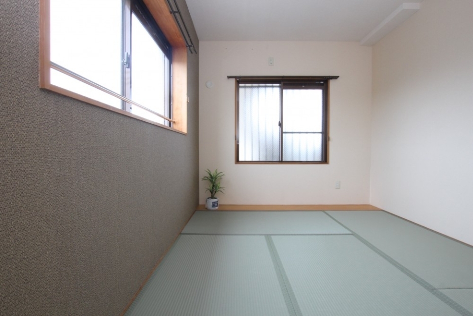 和室です。板張りで床に和雑貨のインテリアを！