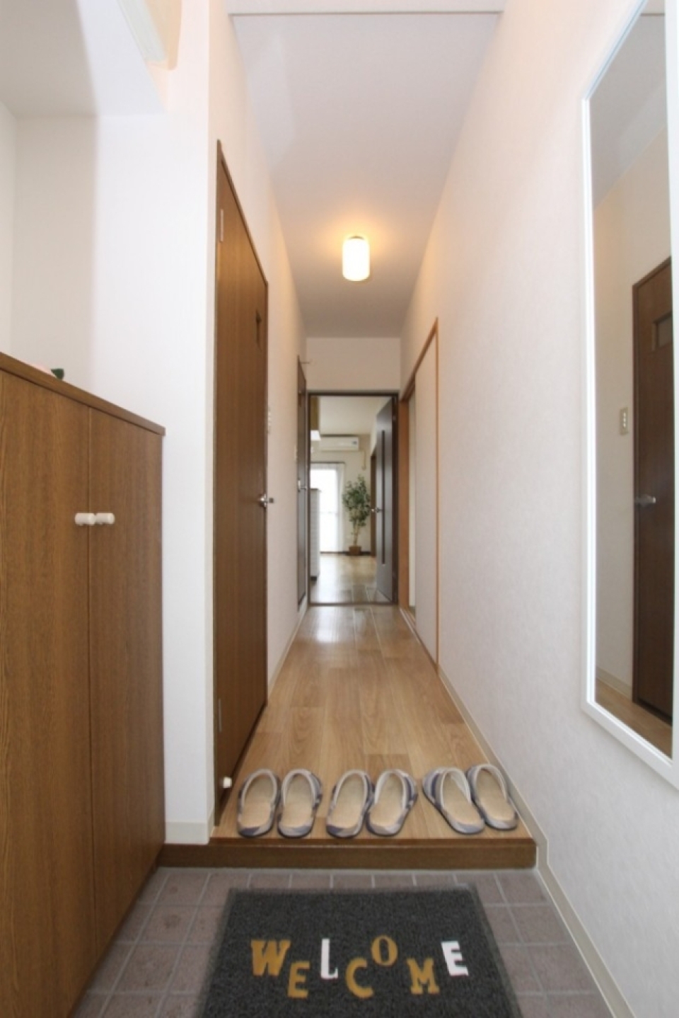 玄関から廊下もスッキリしています。