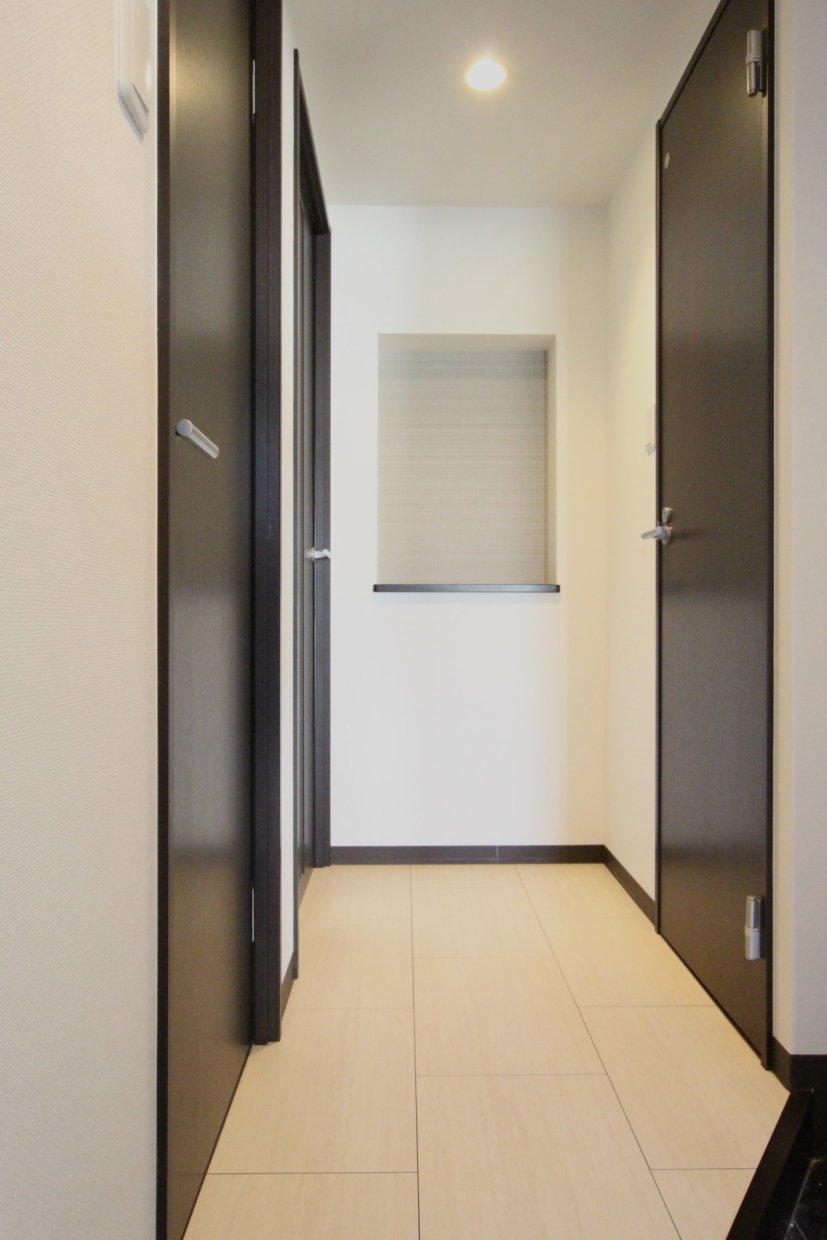 廊下のニッチにはグリーンやフォトスタンドで色付けしよう