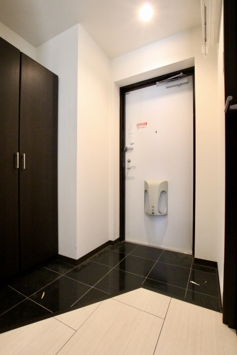 ダークカラーの三和土は斜めにカットされスタイリッシュ